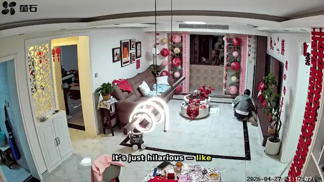 Video thumbnail for Wall Decoration Topples and Spooks Man at Home in Jiangsu