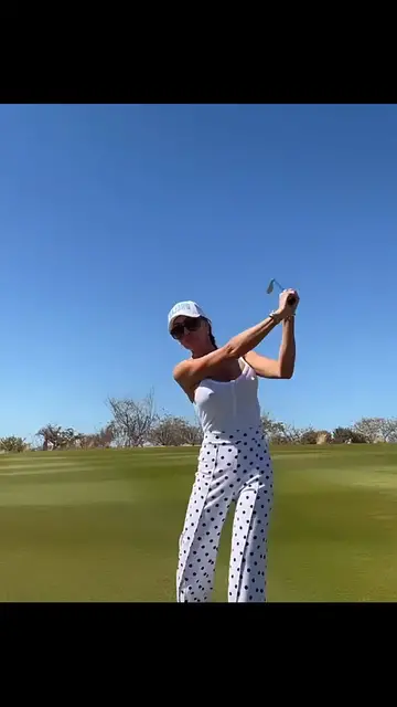 'Video thumbnail for Golf isn't the only sport Holly Sonders, Oscar de la Hoya's girlfriend, follows - Marca'
