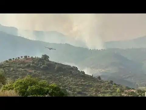 Video thumbnail for Exclusive video of the fire planes battling the wildfire in Estepona on Spain’s Costa del Sol