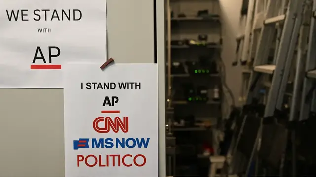 Video thumbnail for US TV networks boycott Trump over White House media ban