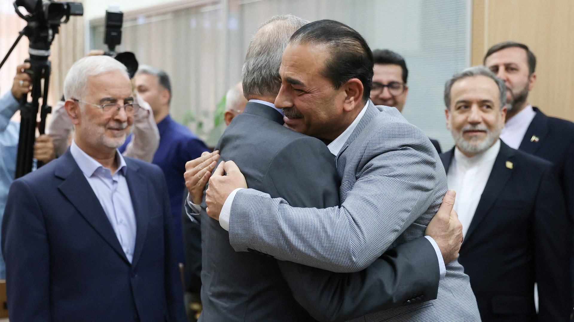 Video thumbnail for Iran sends ‘mixed’ messages as Pakistani mediators depart Tehran