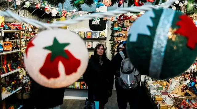 Video thumbnail for US holiday spending hits 20-year high as shoppers worry about rising costs