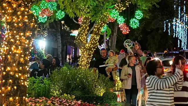 Video thumbnail for Pretoria's Lawley Street lights up for Christmas