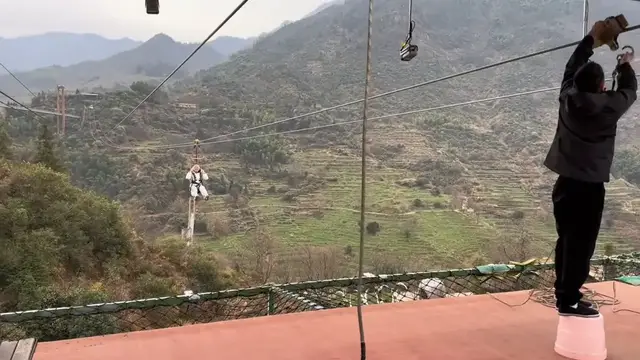 Video thumbnail for Man Pauses Mid-Zipline During Zhejiang Mountain Climb