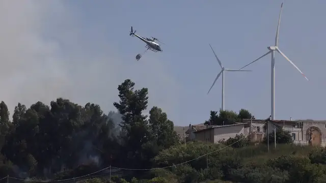 Video thumbnail for Italy: Air and ground crews continue to battle raging blazes across Sicily (2).