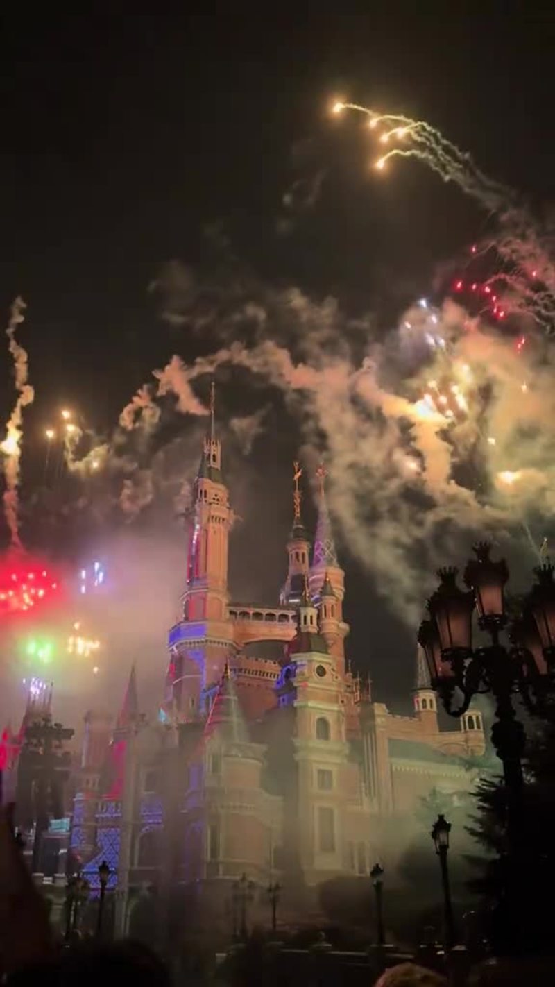 Video thumbnail for Nighttime Fireworks over the Disneyland Castle