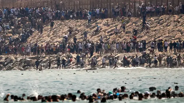 Video thumbnail for 'It took me two hours': 40,000 migrants swim from Morocco into Spain's Ceuta