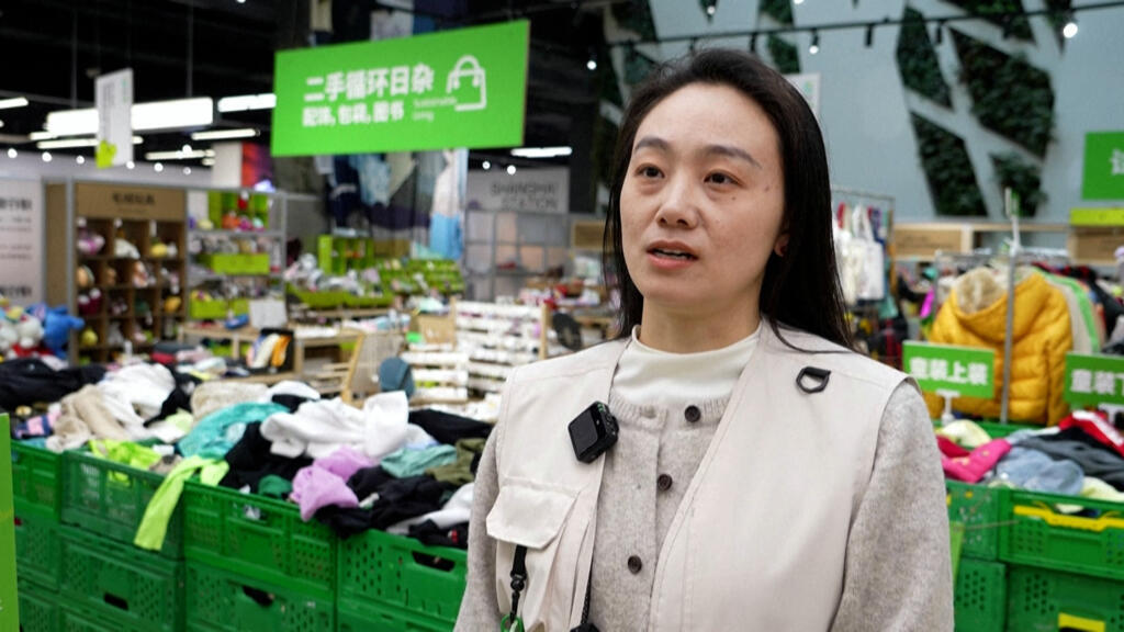 Video thumbnail for Chinese consumers drawn to secondhand shops as spending sputters