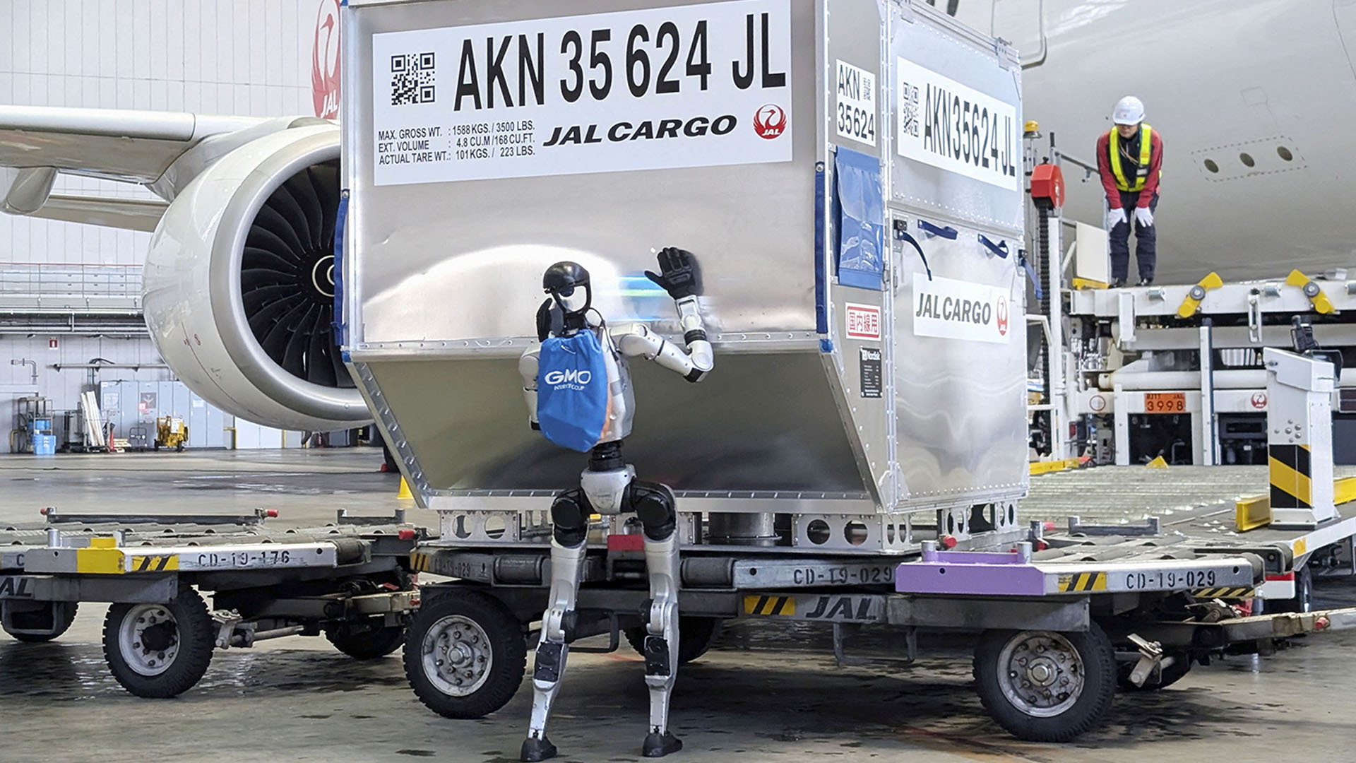 Video thumbnail for Humanoid robots being trialled as airport workers in Japan