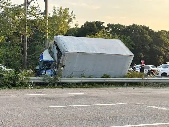 Video thumbnail for Westbound lanes on Sunrise Highway reopen after box truck crash in Bohemia
