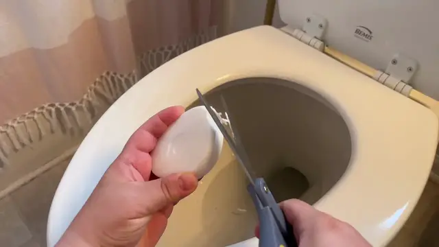 'Video thumbnail for Bizarre bathroom hacks to eliminate odors FOR GOOD!'
