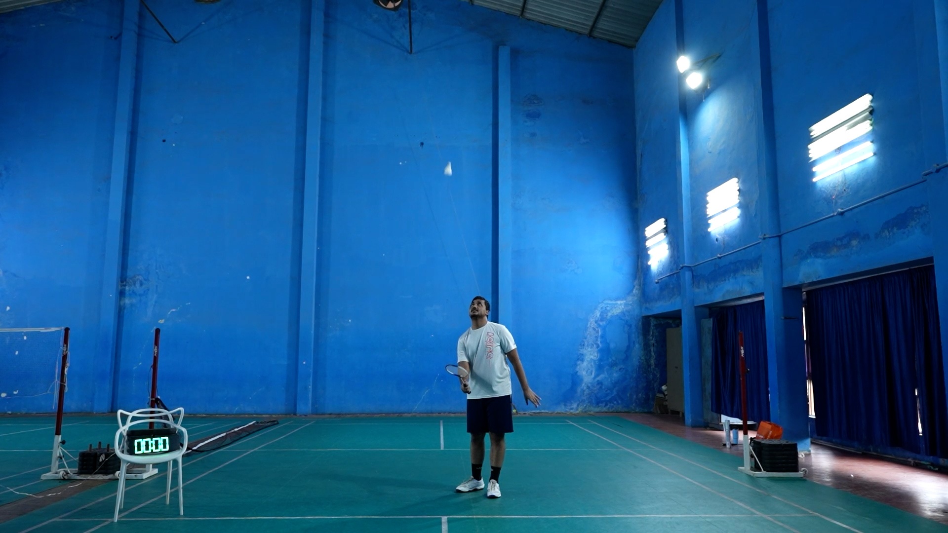 Video thumbnail for Longest duration controlling a shuttlecock with a badminton racquet - 25 minutes and 6 seconds by Kanishka Gandhi