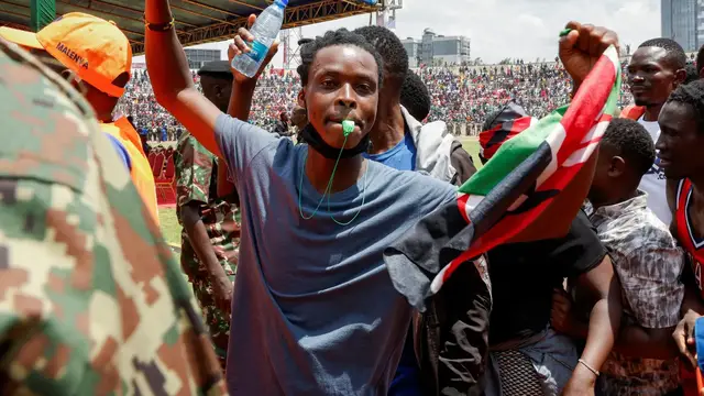 'Video thumbnail for Stampede at Nairobi funeral: Injuries in crowd paying respects to former Kenyan PM'