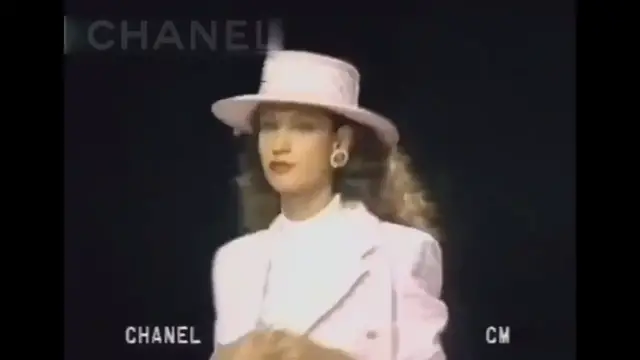 Video thumbnail for CHANEL FASHION SHOW, 1988