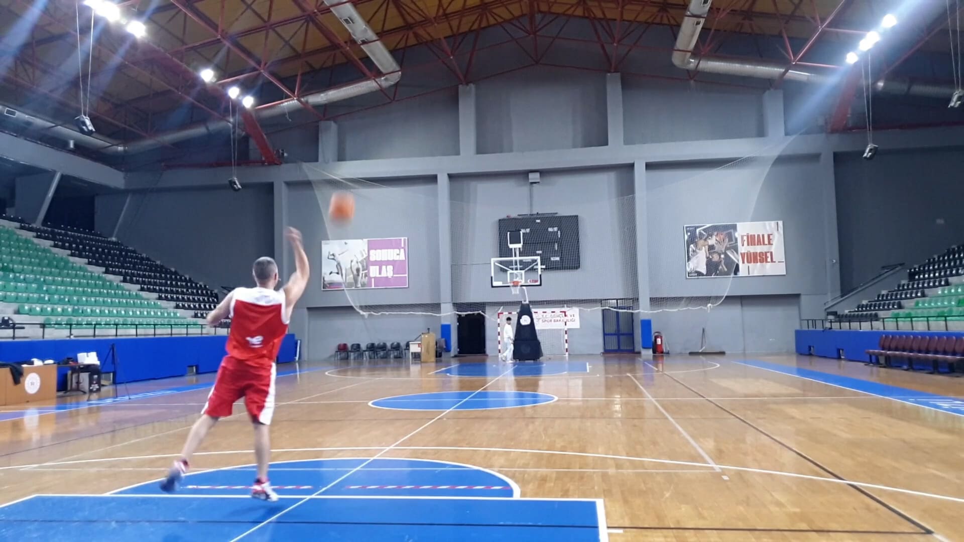 Video thumbnail for Osman Gürcü's Record-Breaking Basketball Bounce Shot