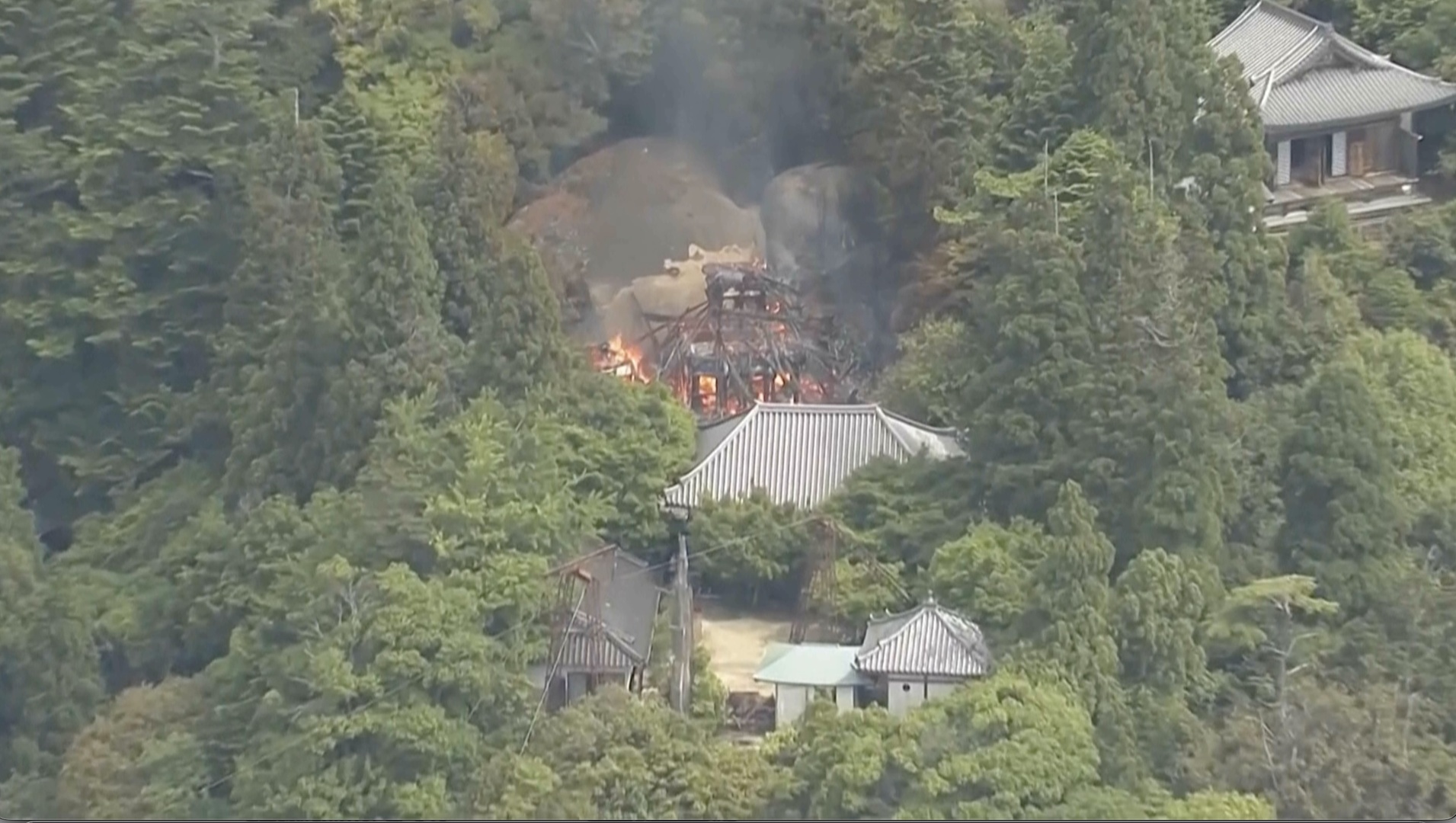 Video thumbnail for Buddhist hall housing ‘eternal flame’ burns down in Japan