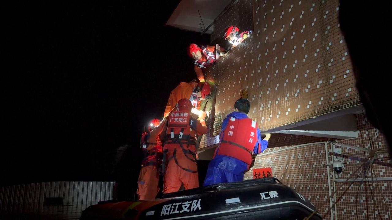 Video thumbnail for China: Rain-lashed southern China battles floods as rescue efforts, emergency funds mobilized.