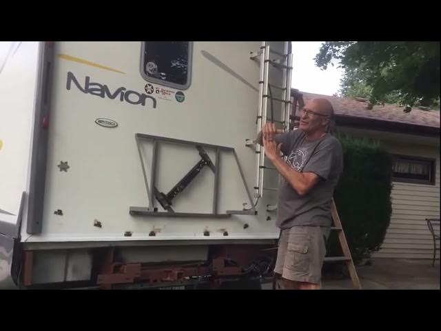Video thumbnail for Back wall resealing ‘06 Winnebago View