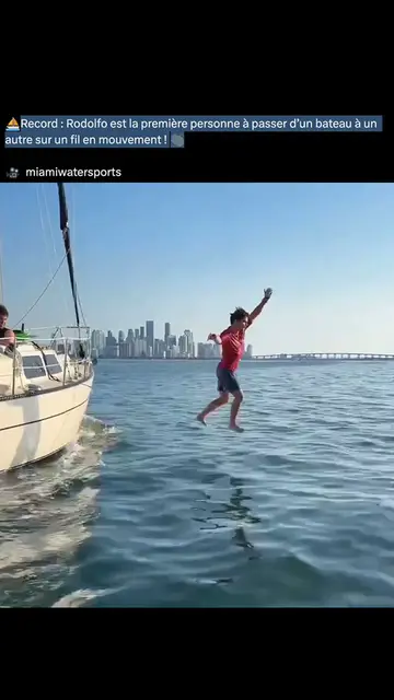'Video thumbnail for Record : Rodolfo traverse d’un bateau à un autre sur un fil en mouvement !'