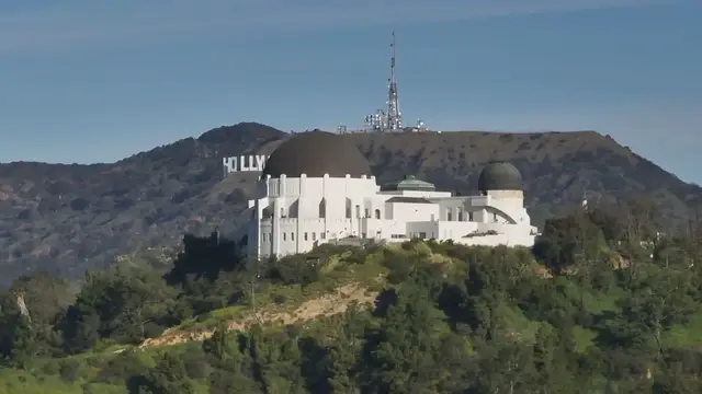Video thumbnail for "Ben Affleck and Jennifer Lopez List Their Beverly Hills Mansion for $68 Million Amid Separation Rumors"