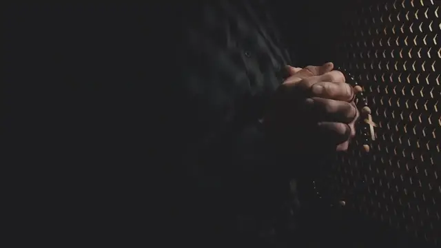 Video thumbnail for "Kim Kardashian's Gruesome Finger Injury: More Painful Than Childbirth?"