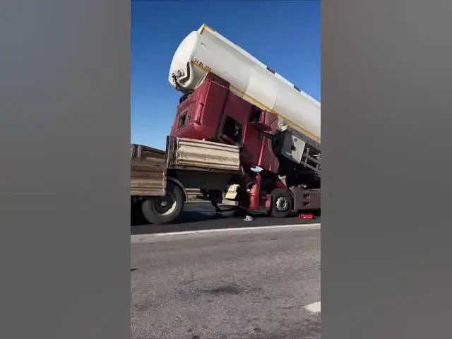 Video thumbnail for ☝️☝️☝️☝️☝️Dangerous accident of truck drivers, be careful