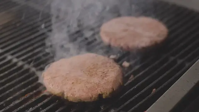 Video thumbnail for Can the Weber SearWood Xl Do SmashBurgers