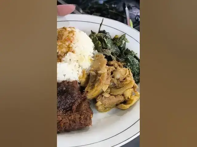 'Video thumbnail for Choosing My Plate at Nasi Padang Sampadeh in Kuta, Bali 🍛🇮🇩'