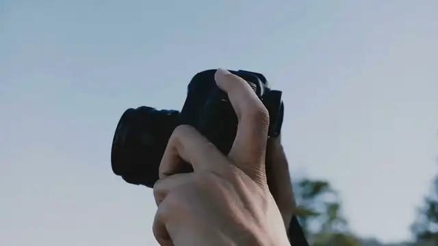 Video thumbnail for  Zeiss Batis 135mm f/2.8 APO Sonnar T Lens Review: A Masterpiece with a Touch of Fun*