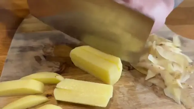 'Video thumbnail for How CHINESE CHEFS Cook an IRISH SPICE BAG 🔥🌶️☘️Mum and Son Professional Chefs Cook(720P HD)'