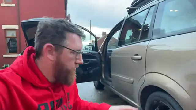 Video thumbnail for How to fix a car tyre puncture