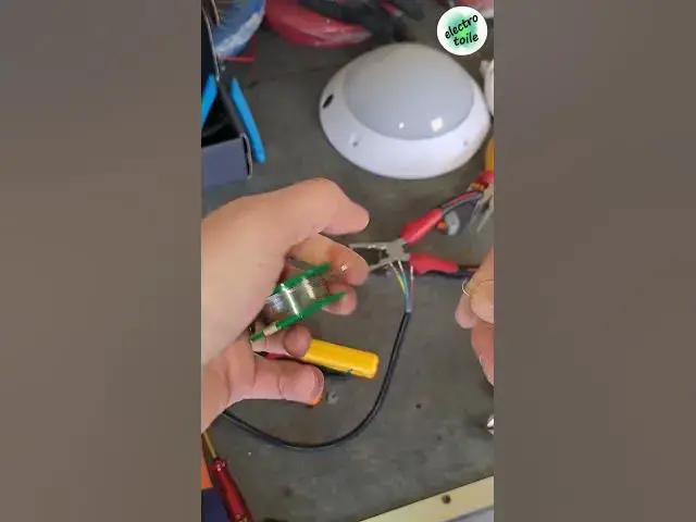 Video thumbnail for Astuce bricolage : Étamage rapide des conducteurs multibrins pour faciliter le raccordement 🔌💡