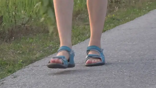 Video thumbnail for Summer Style Inspiration: Get Jennifer Lopez's Casual Chic Look