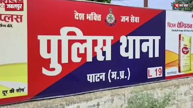 'Video thumbnail for सिरफिरे युवक ने छेड़खानी का विरोध कराने पर छात्रा की कुल्हाड़ी से हत्या, आरोपी फरार'