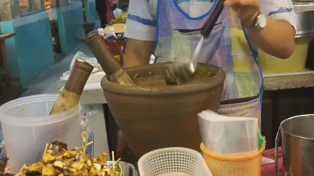 Video thumbnail for "Exploring the Flavors of Asia: A Journey Through the Iconic Pad Thai"