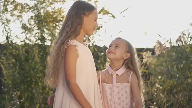 Video thumbnail for "Family Grieves as Mama June Considers Unboxing Anna Cardwell's Cremains"