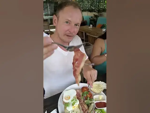 'Video thumbnail for Perfect Street-Side Breakfast in Kuta, Bali 🇮🇩☀️ | Memorial Café Full Breakfast Review'