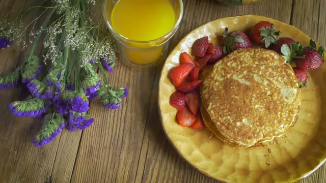 Video thumbnail for The Strawberry Oatmeal Breakfast Smoothie: Your New Morning BFF