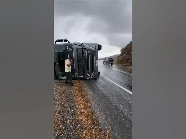 Video thumbnail for The difficulties of driving in rainy weather and slippery roads