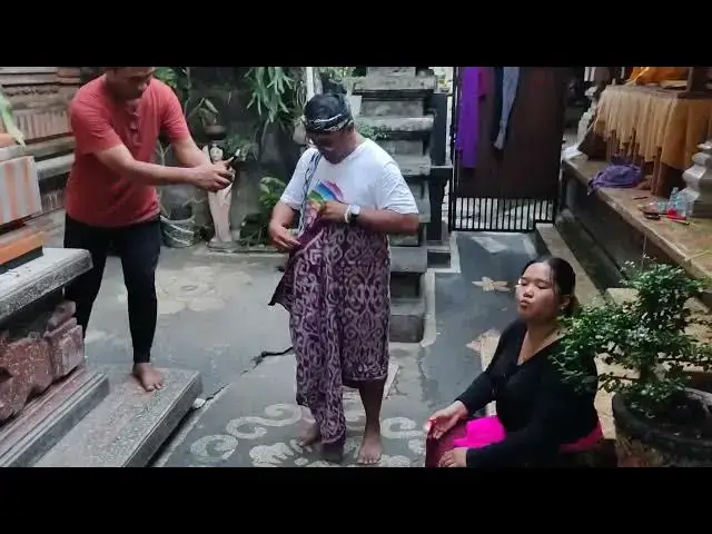 Video thumbnail for How Men Wear Traditional Balinese Fabric 👕 Step-by-Step Guide