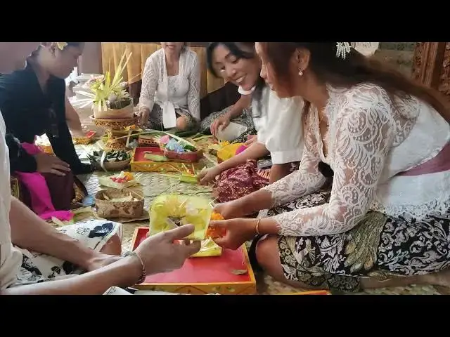 Video thumbnail for Filling a Balinese Offering 🌸 Flowers, Coconut Leaves & Sacred Details