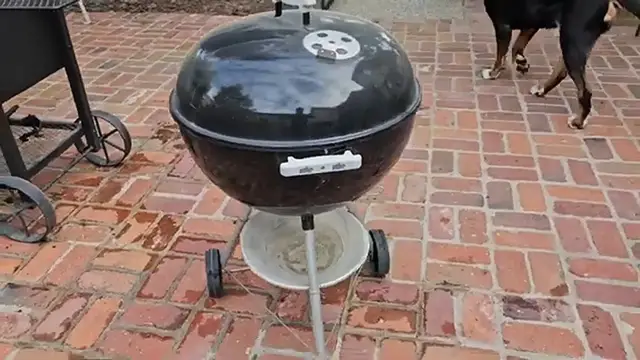 Video thumbnail for FR 0:02 / 9:40 Weber Kettle | The Best Outdoor Cooking Invention, EVER