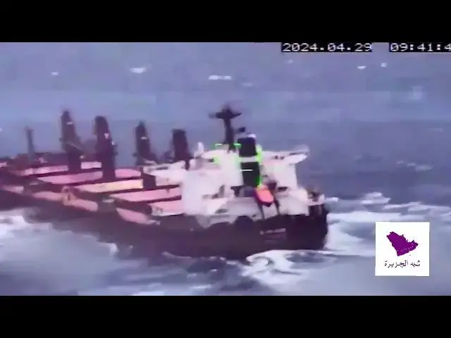 'Video thumbnail for مشاهد توثق لحظات إطلاق طائرة مسيرة على سفينة CYCLADES في البحر الأحمر'