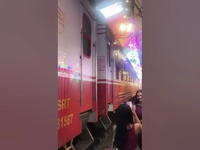 Video thumbnail for Hanoï train street 🚂