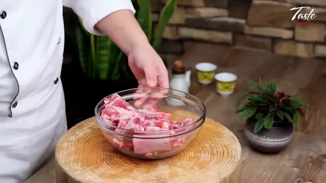 Video thumbnail for 28.Crazy Delicious Peking Pork Ribs by Masterchef • Taste Show (1080p 30fps)