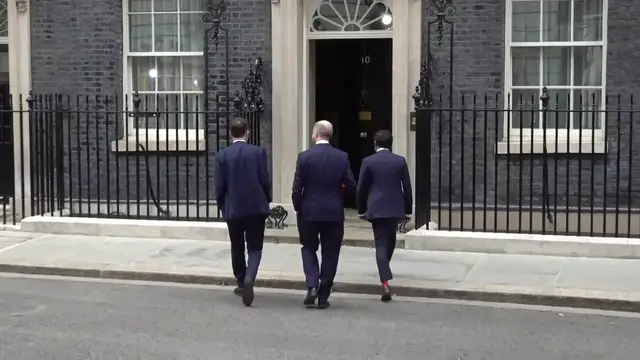 Video thumbnail for UK: New UK Premier Burnham chairs first Cabinet meeting.