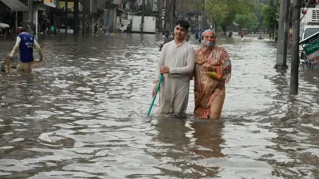 Video thumbnail for Heavy monsoon rains in Pakistan kill around 100 as Lahore battles rising waters