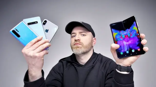Video thumbnail for Samsung Galaxy Fold vs Flagship Smartphones