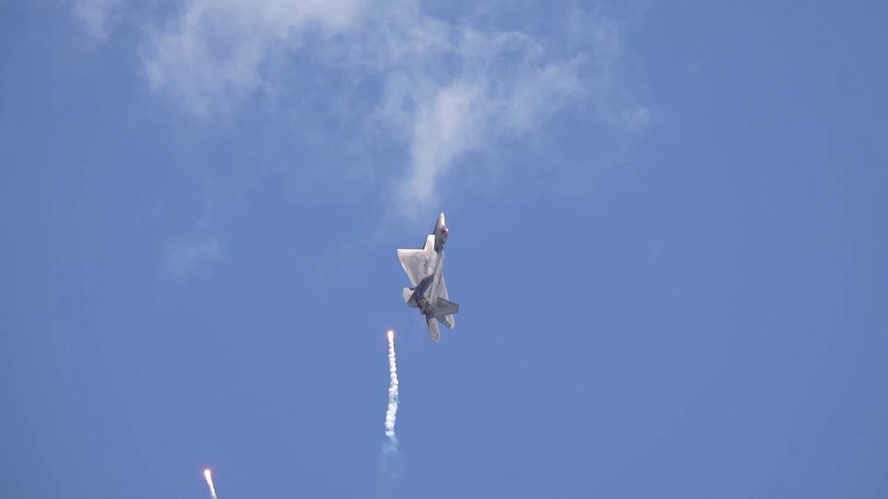 Video thumbnail for US: F-22 Raptor Team Stuns Crowds At Soar And Shore Airshow In Atlantic City.