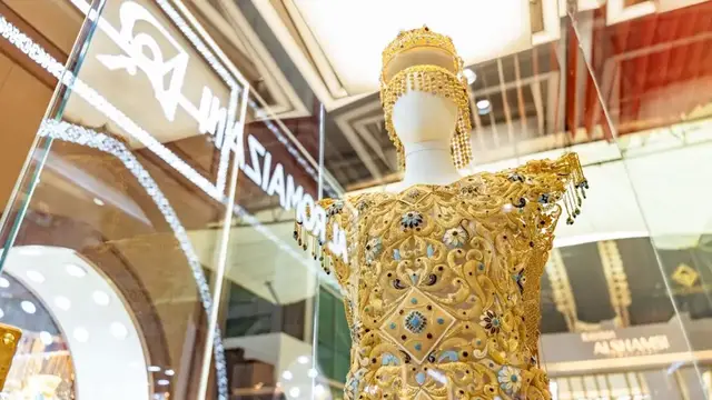 Video thumbnail for Most valuable gold dress  $1,088,000 manufactured by Al Romaizan Gold & Jewellery